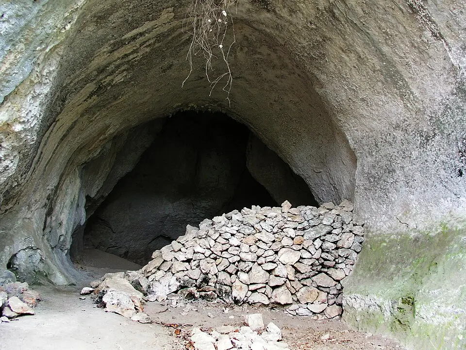 Obrázok: JYB Devot · CC BY-SA 4.0 grotte Huchard