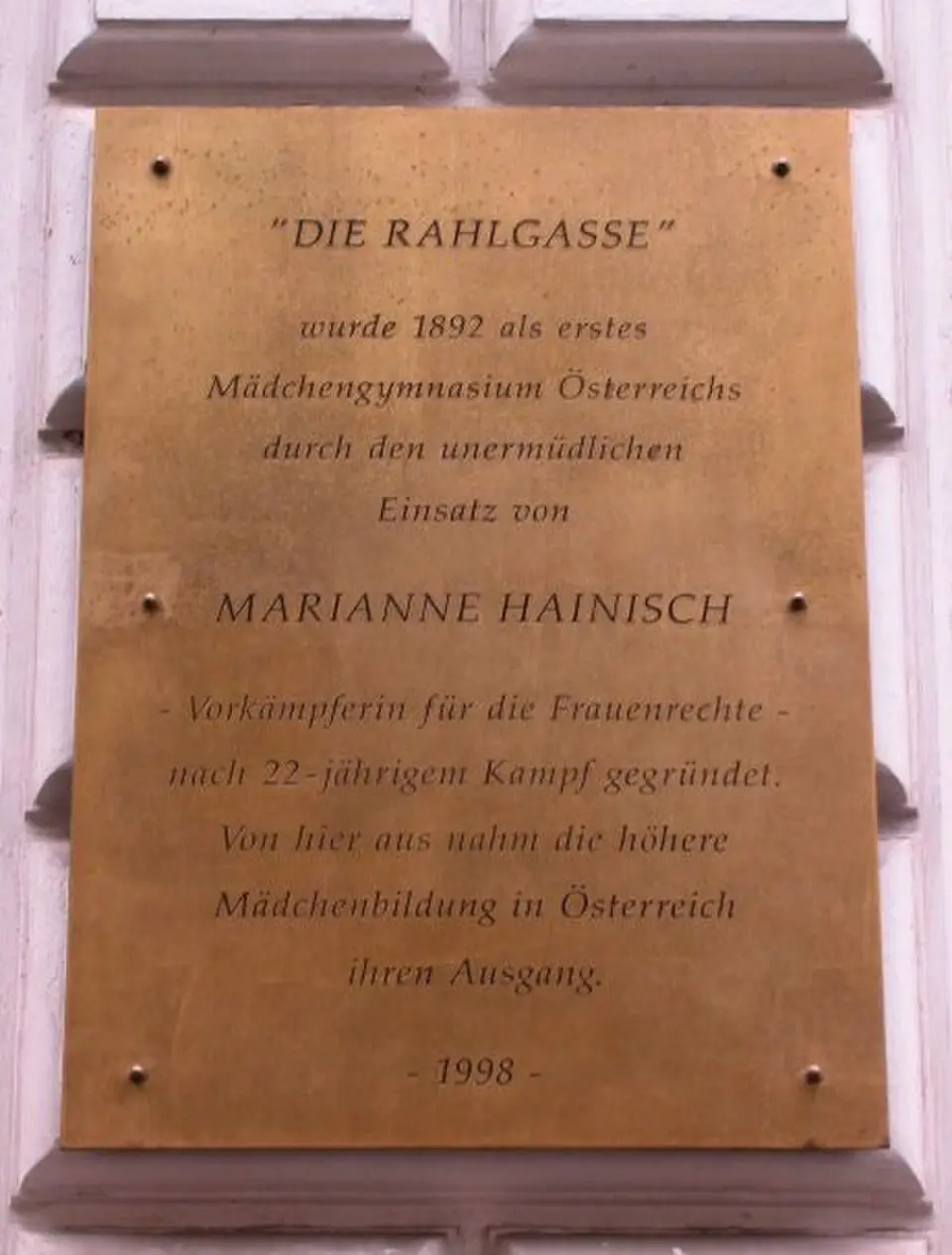 Image: GuentherZ · CC BY-SA 3.0 Gedenktafel für Marianne Hainisch (Wien, Rahlgasse 4)
