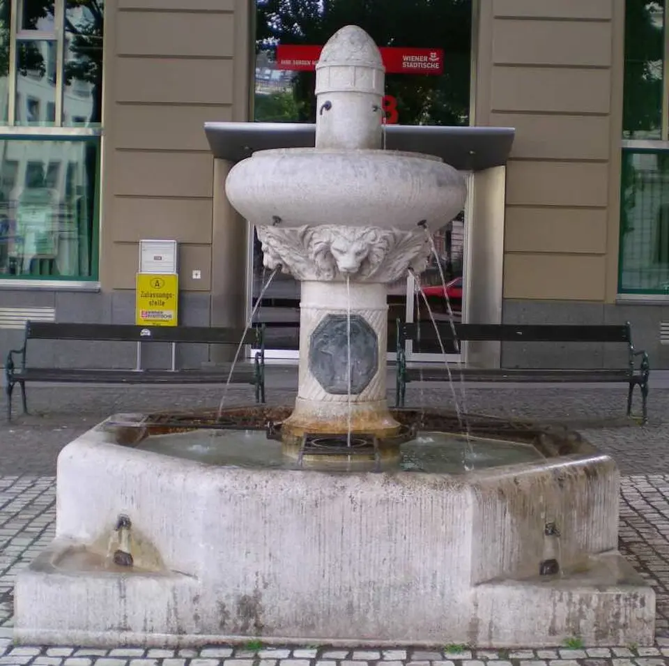 Image: GuentherZ · CC BY-SA 3.0 Tiertränkebrunnen