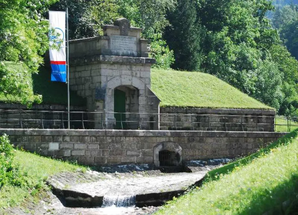 Kép: GuentherZ · CC BY-SA 3.0 Wasserschloss Kaiserbrunn