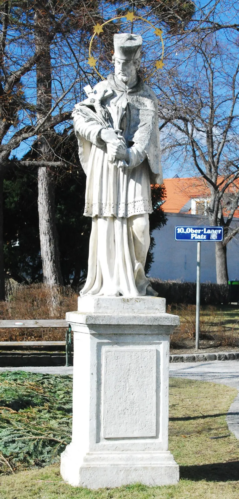 Johannes-Nepomuk-Statue am Kirchenplatz Oberlaa
