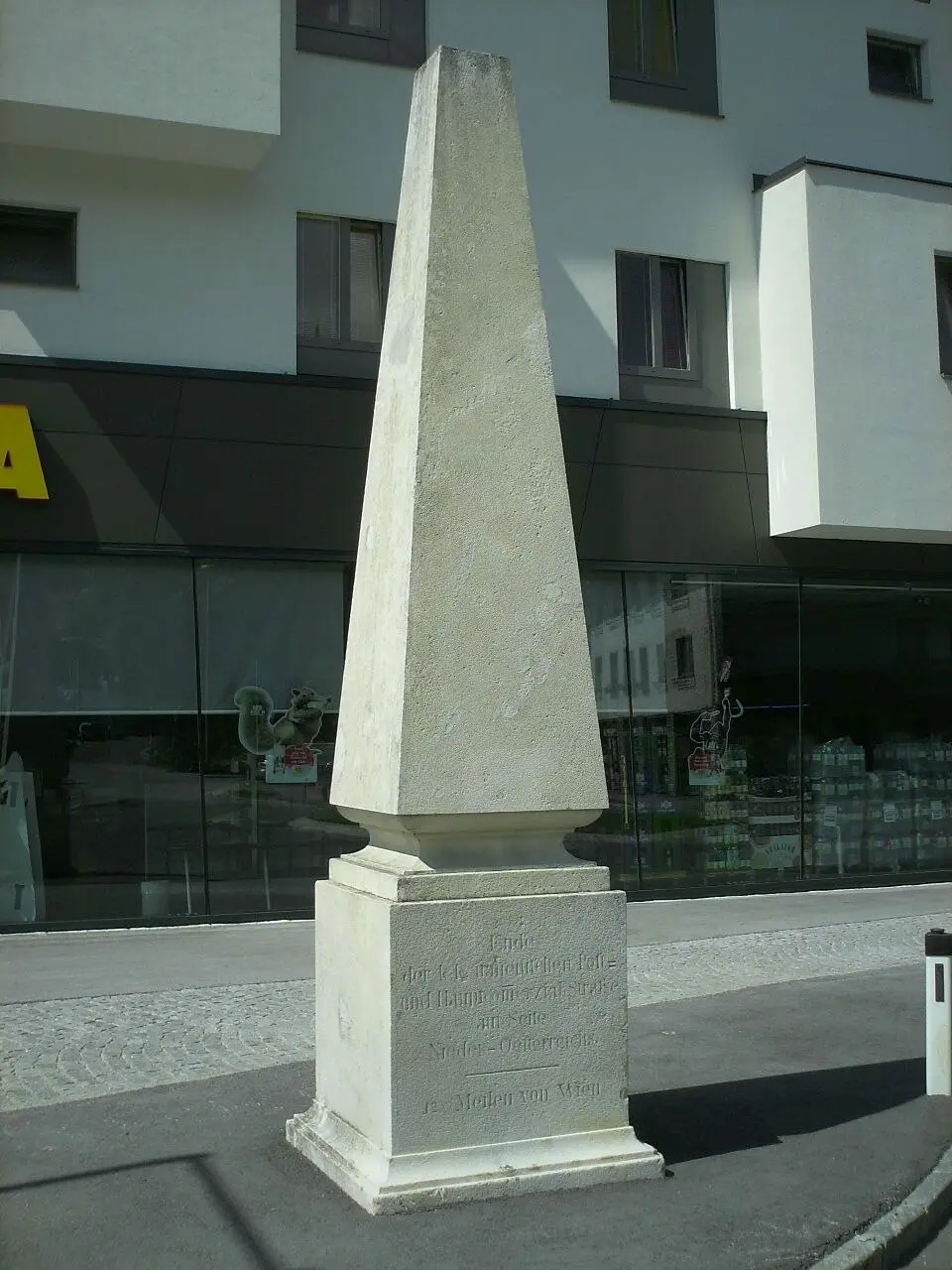 Bild: GuentherZ · CC BY 3.0 Kilometer-/Meilenstein