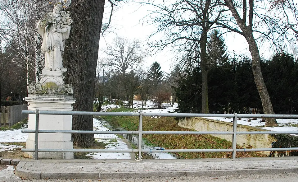 Image: GuentherZ · CC BY 3.0 statue John of Nepomuk