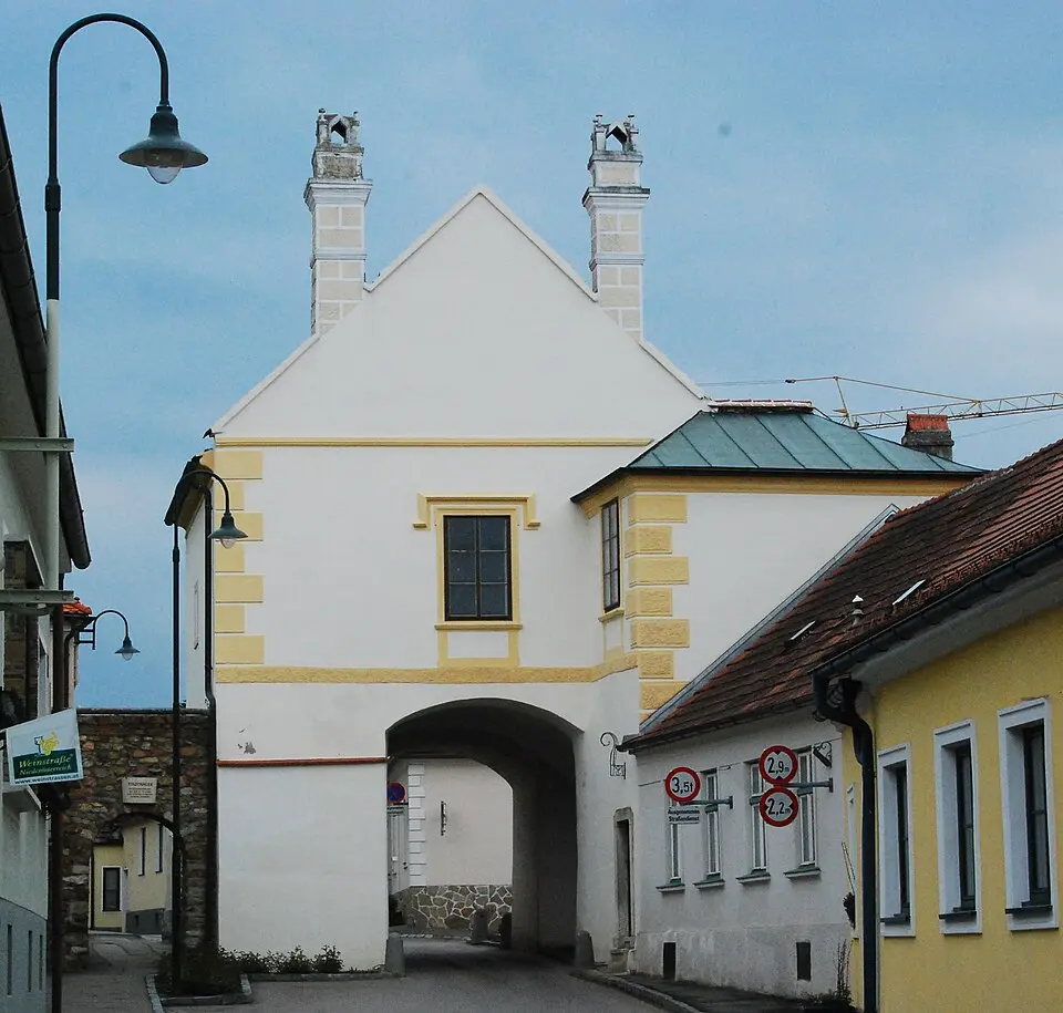 Obrázok: GuentherZ · CC BY 3.0 Znaimer Tor, Altes Rathaus
