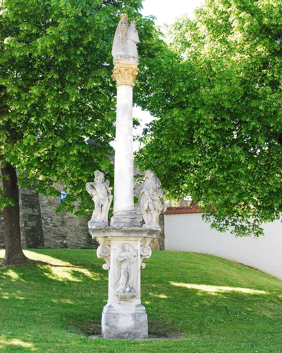 Obrázek: GuentherZ · CC BY 3.0 Pest-/Dreifaltigkeitssäule, Mariensäule