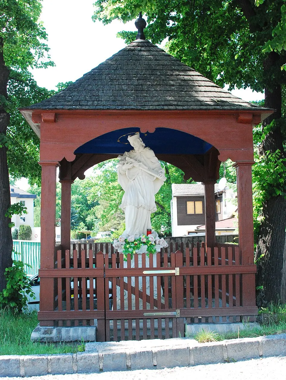 Slika: GuentherZ · CC BY 3.0 Kapelle mit Figur heiliger Johannes Nepomuk