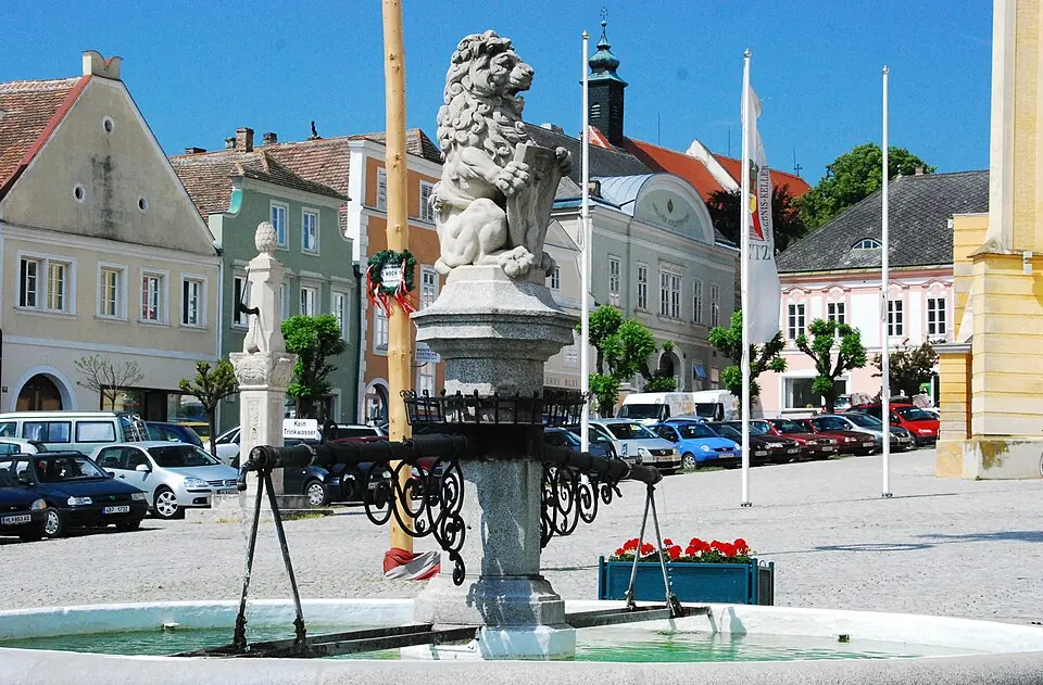 Retz Stadt Brunnen mit Löwen (Hauptplatz)
