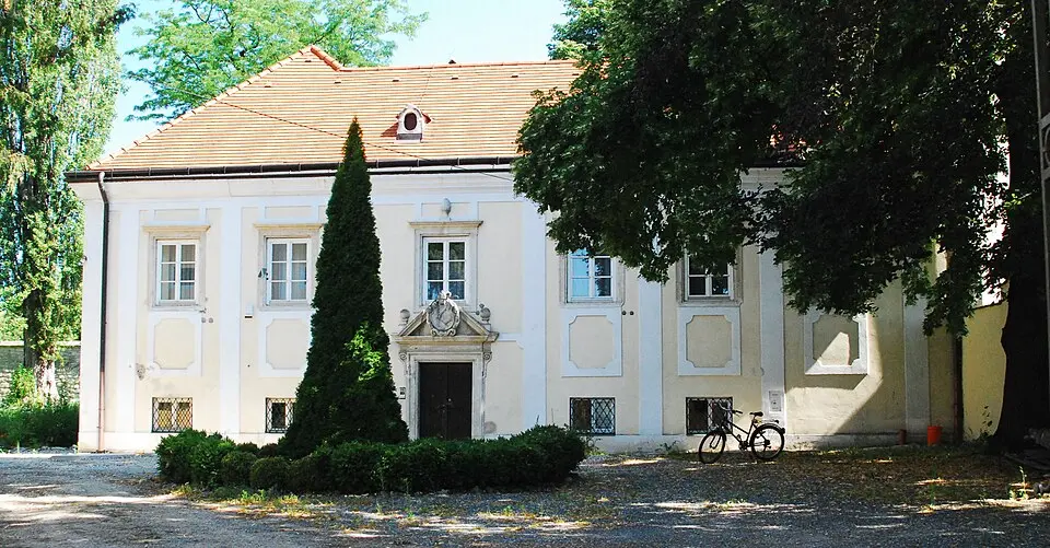 Slika: GuentherZ · CC BY 3.0 Pfarrhof Reinprechtspölla
