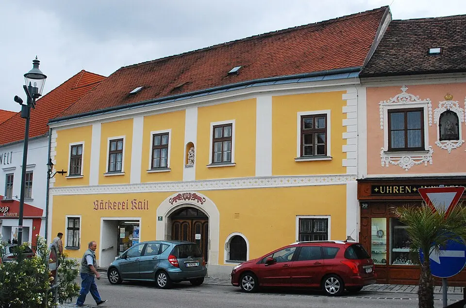 Slika: GuentherZ · CC BY 3.0 Wohn- und Geschäftshaus