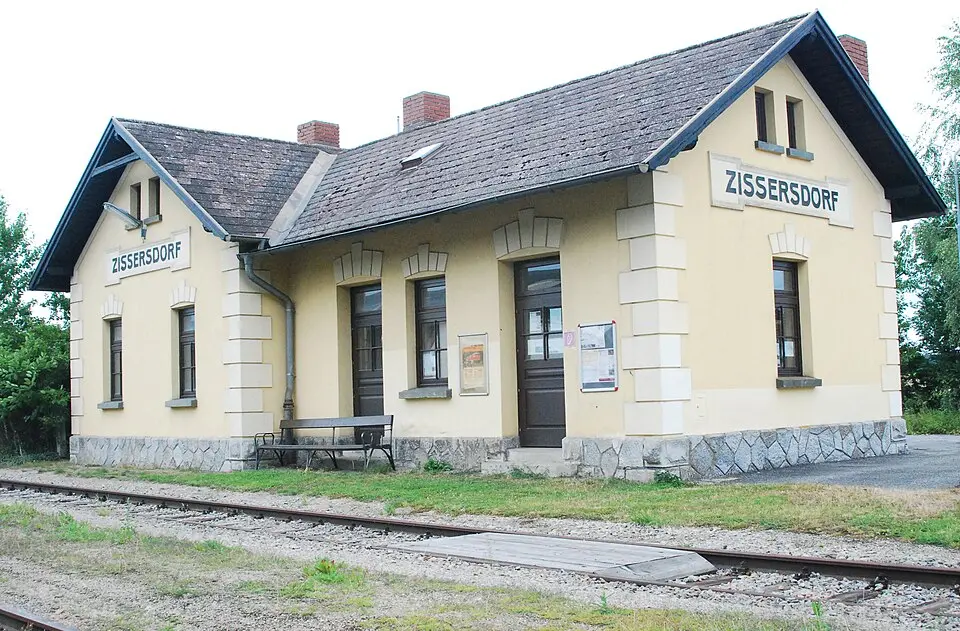 Obrázok: GuentherZ · CC BY 3.0 Bahnhof Zissersdorf