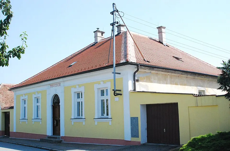 Bild: GuentherZ · CC BY 3.0 Pfarrhof