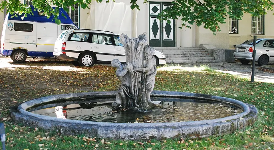 Image: GuentherZ (talk) · CC BY 3.0 Brunnen