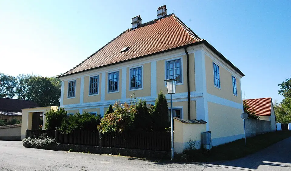 Bild: GuentherZ (talk) · CC BY 3.0 Pfarrhof Großau