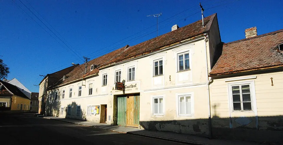 Bild: GuentherZ (talk) · CC BY 3.0 Gasthaus Zum Schwarzen Adler