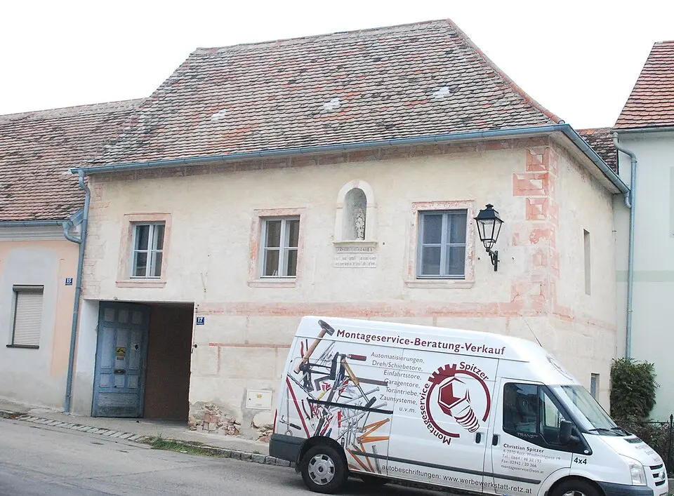 Obrázok: GuentherZ (talk) · CC BY 3.0 Wohn- und Geschäftshaus