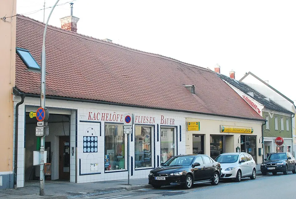Obrázok: GuentherZ (talk) · CC BY 3.0 Wohn- und Geschäftshaus