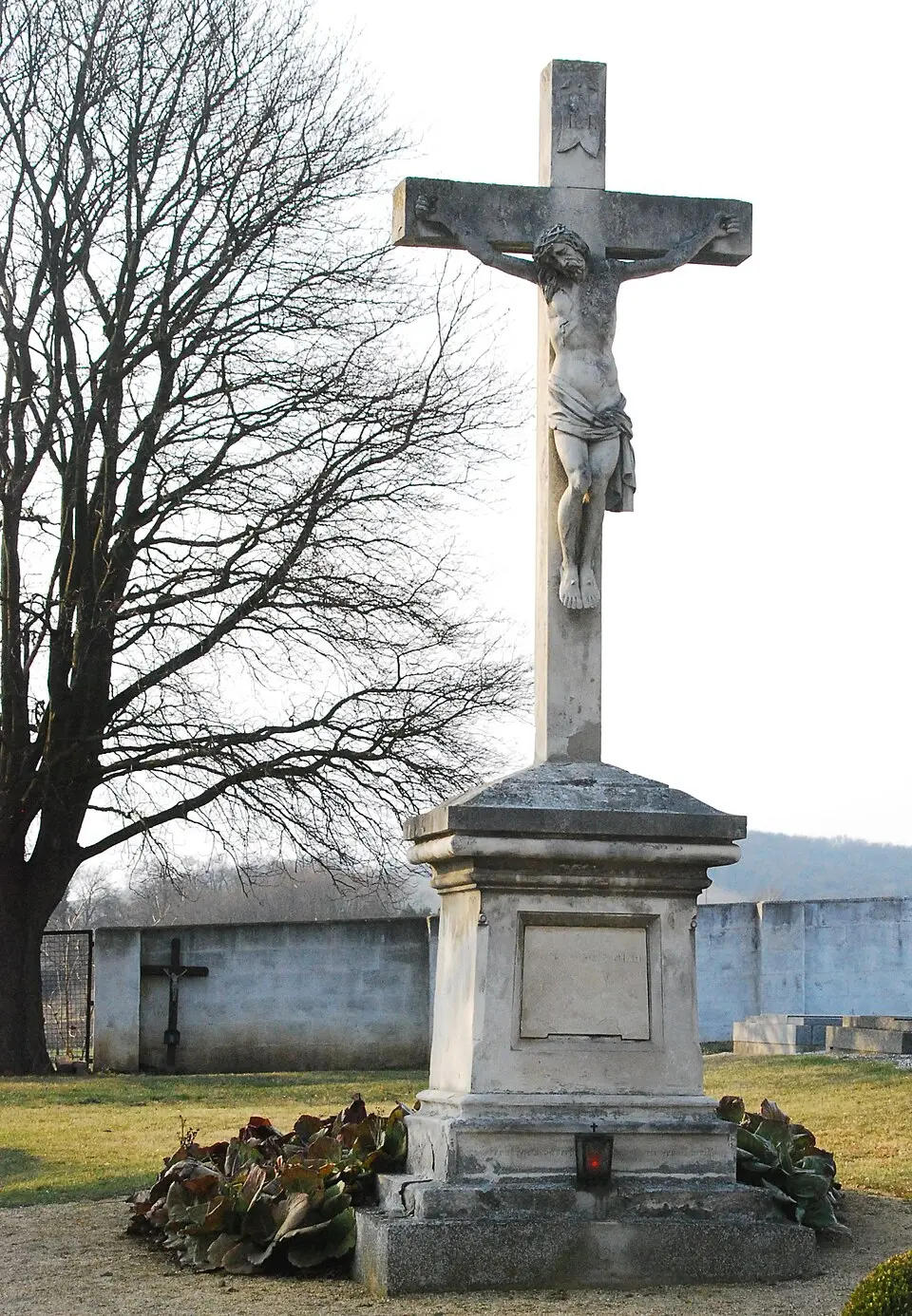 Image: GuentherZ (talk) · CC BY 3.0 Friedhofskreuz