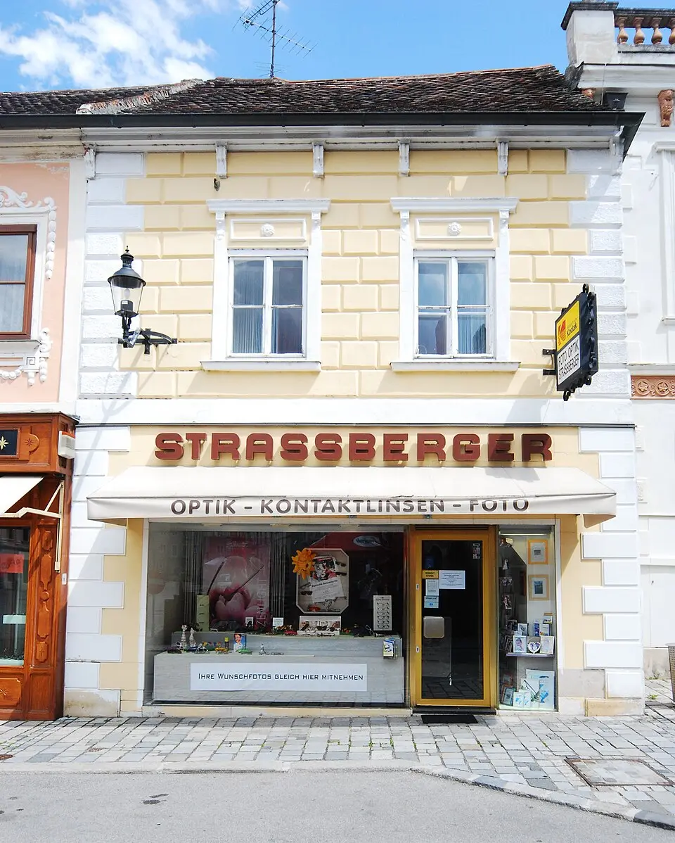 Slika: GuentherZ (talk) · CC BY 3.0 Wohn- und Geschäftshaus