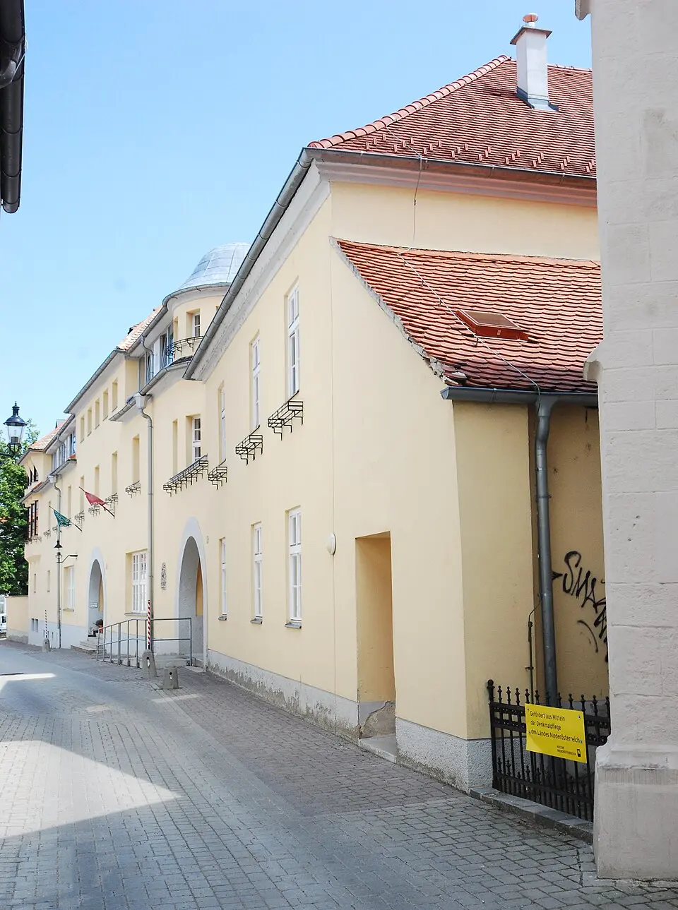 Obrázok: GuentherZ (talk) · CC BY 3.0 Seniorenwohnungen und Kindergarten