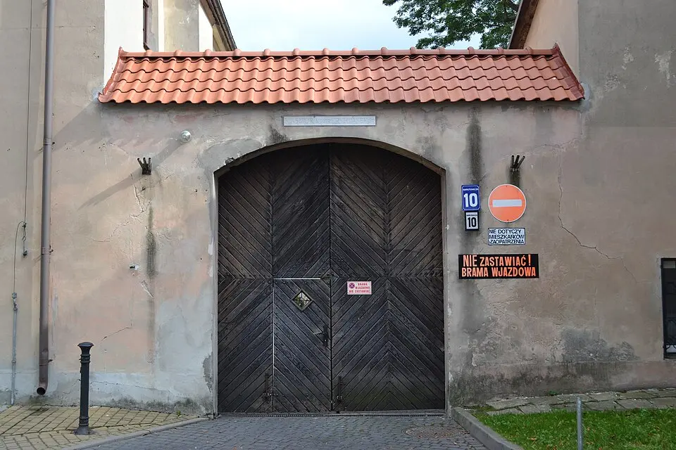 Ogrodzenie - mur obronny opasujący teren d. klasztoru