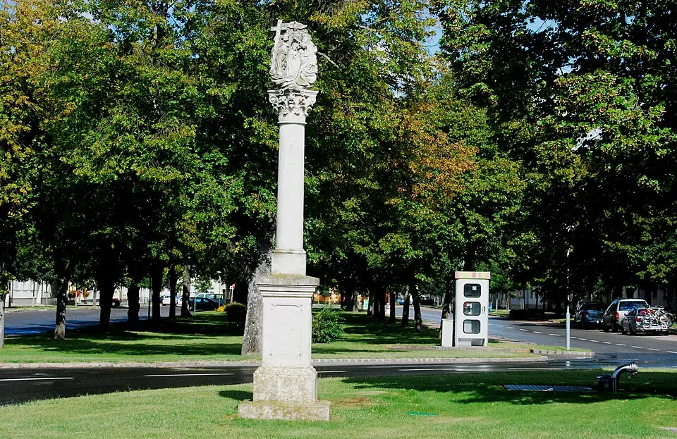 Säule mit Krönung Mariens
