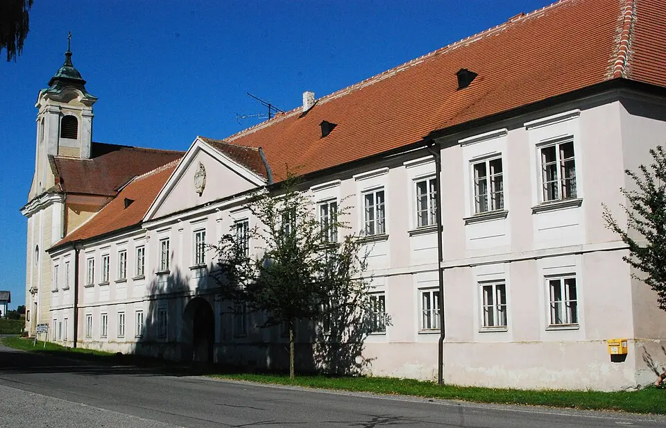 Image: GuentherZ · CC BY-SA 3.0 AT Pfarrhof