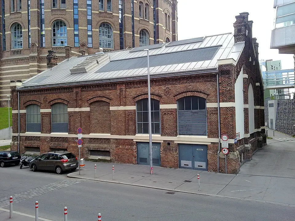 Gaswerk, Reglerhaus zwischen den Gasbehältern