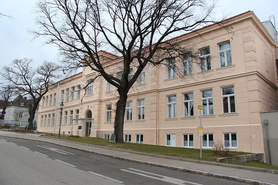 Obrázok: Karl Gruber · CC BY-SA 3.0 AT Volks- und Hauptschule Gumpoldskirchen