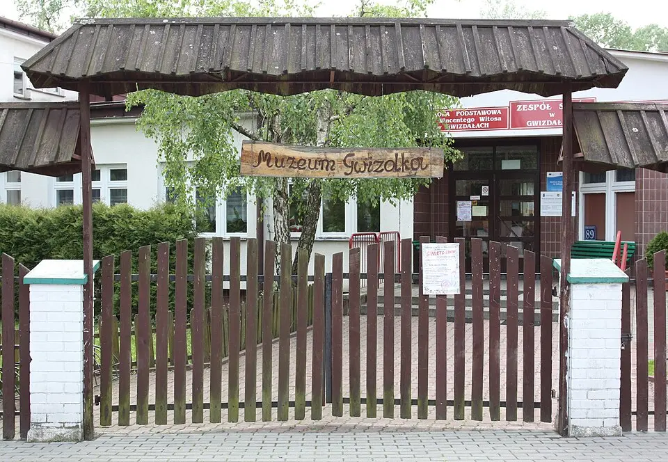 Szkolne Muzeum Gwizdka w Gwizdałach