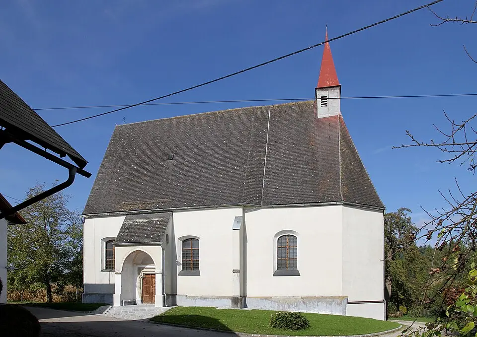 Kath. Filialkirche Hl. Kreuz und ehem. Friedhofsfläche