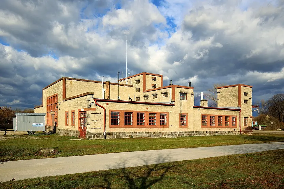 Slika: C.Stadler/Bwag · CC BY-SA 4.0 Wasserbau/Schifffahrt, Werkstättengebäude der Hafenanlage Bad Deutsch Altenburg