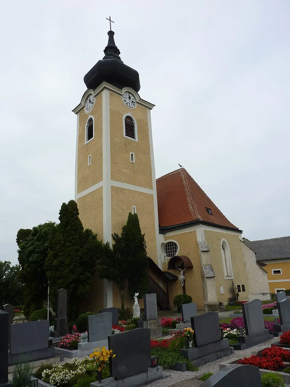 Kath. Pfarrkirche hll. Petrus und Paulus und Friedhof