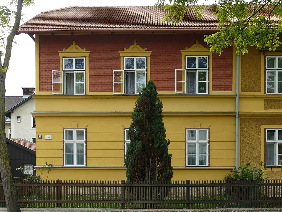 Obrázok: Chfono · CC BY-SA 3.0 AT Arbeiterwohnhaus der Werksiedlung Wiedenbrunn