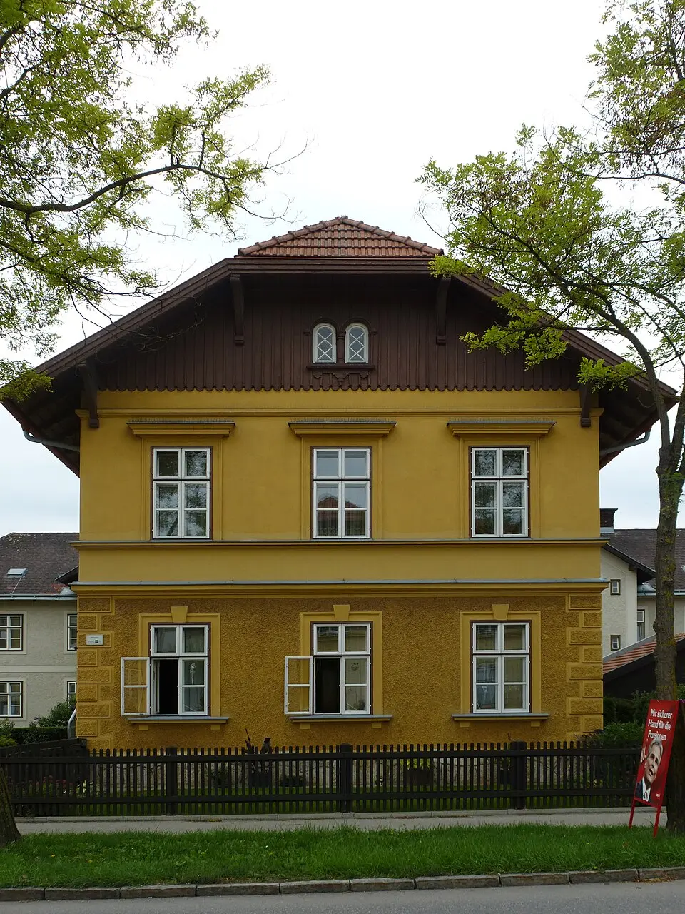 Obrázok: Chfono · CC BY-SA 3.0 AT Arbeiterwohnhaus der Werksiedlung Wiedenbrunn