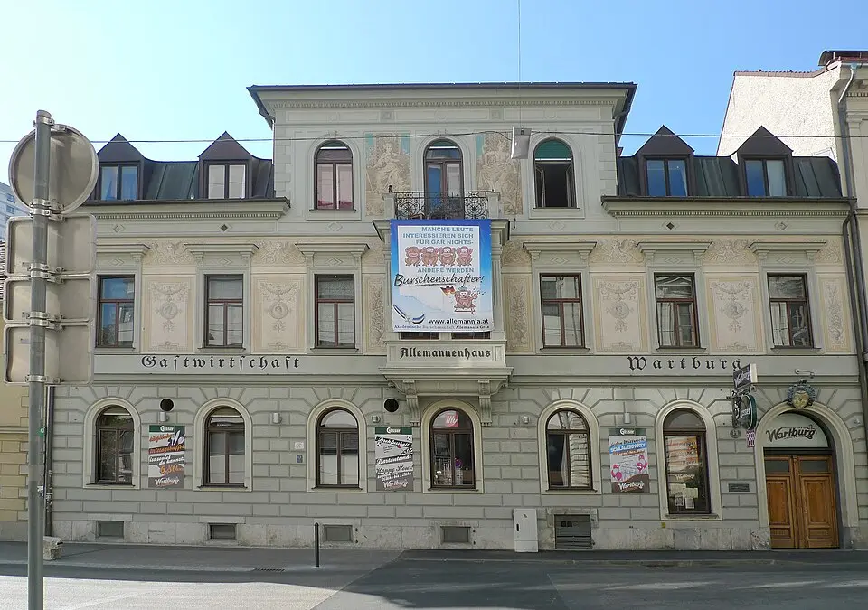 Slika: E.mil.mil (talk) · CC BY-SA 3.0 AT Wohn- und Geschäftshaus, Gasthaus Wartburg/Allemannenhaus