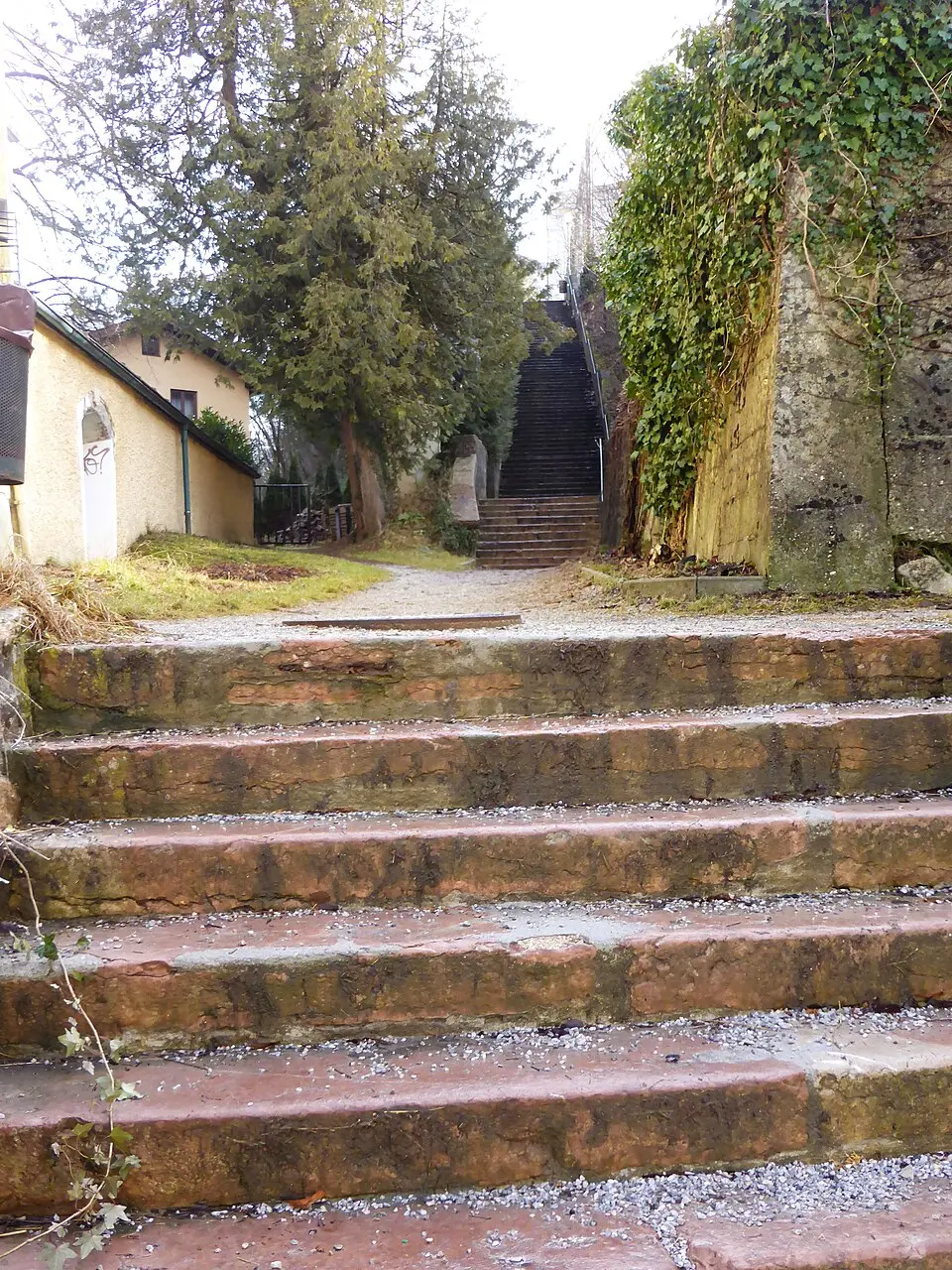 Rest der ehem. Stiegenanlage zum Augustinerkloster und Bildstock