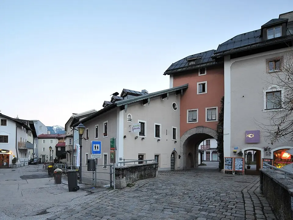Bürgerhaus mit Stadtmauer