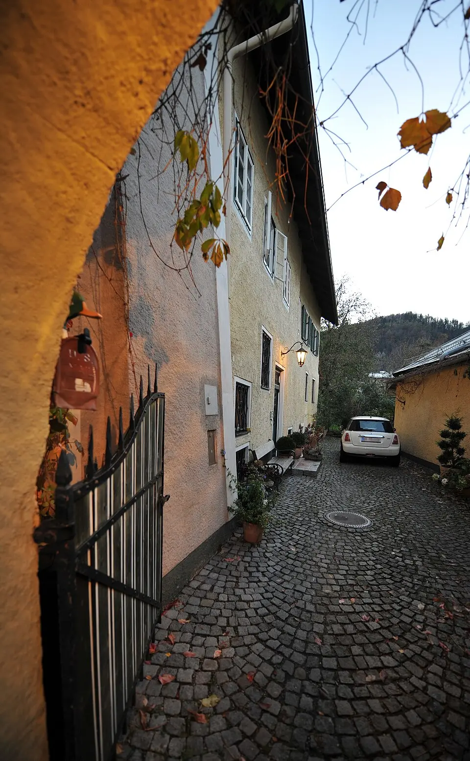 Bürgerhaus mit Stadtmauer