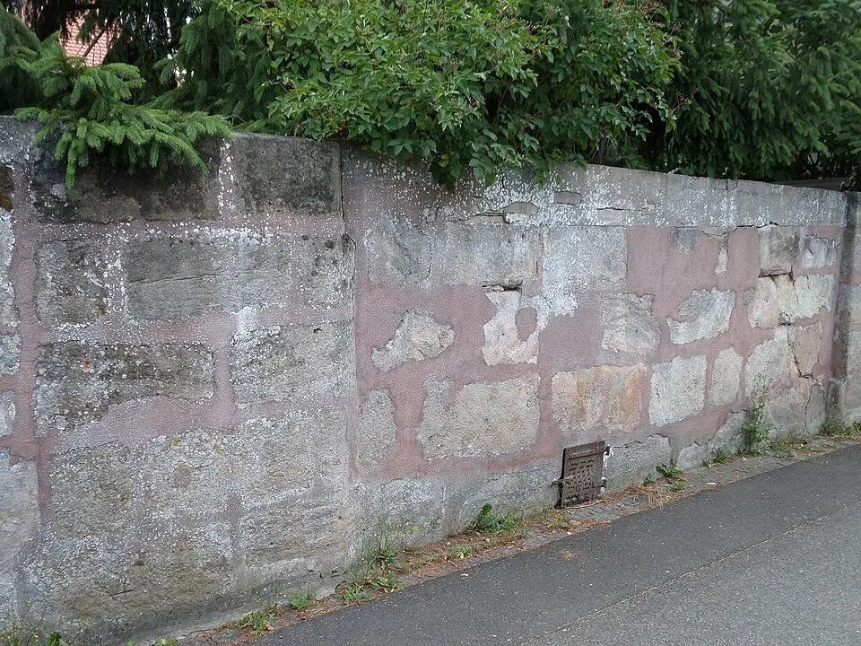 Teile der Schlossmauer in Rückersdorf