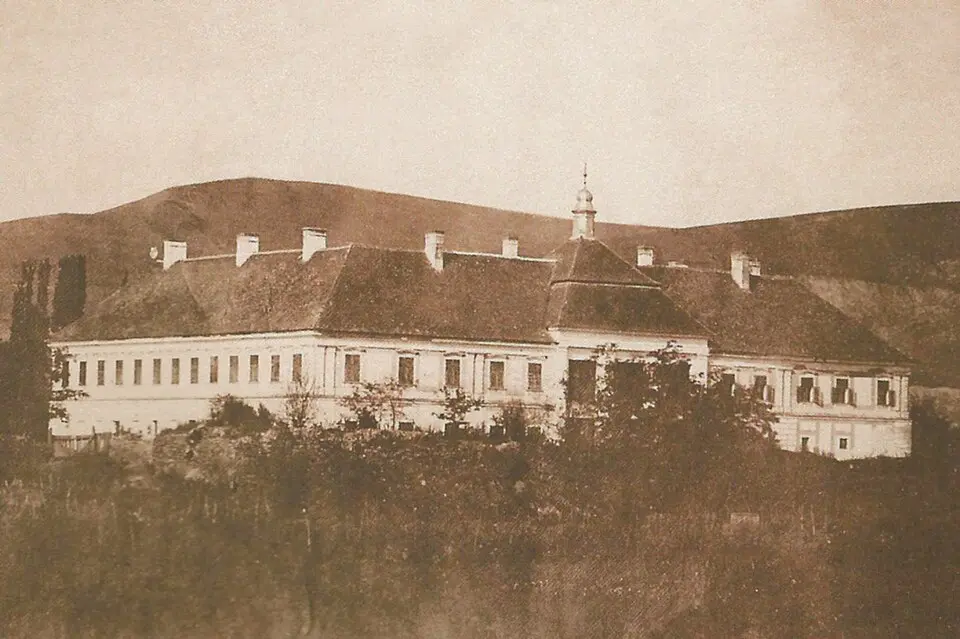 Image: kepeslapok.wordpress.com · Public domain château Haller