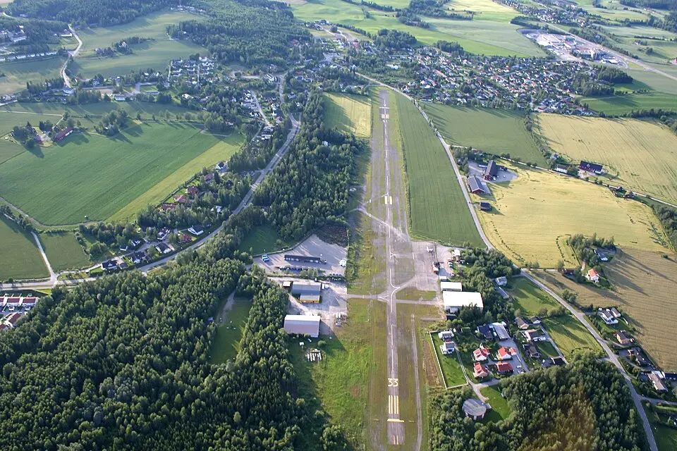 Hamar flyplass, Stafsberg