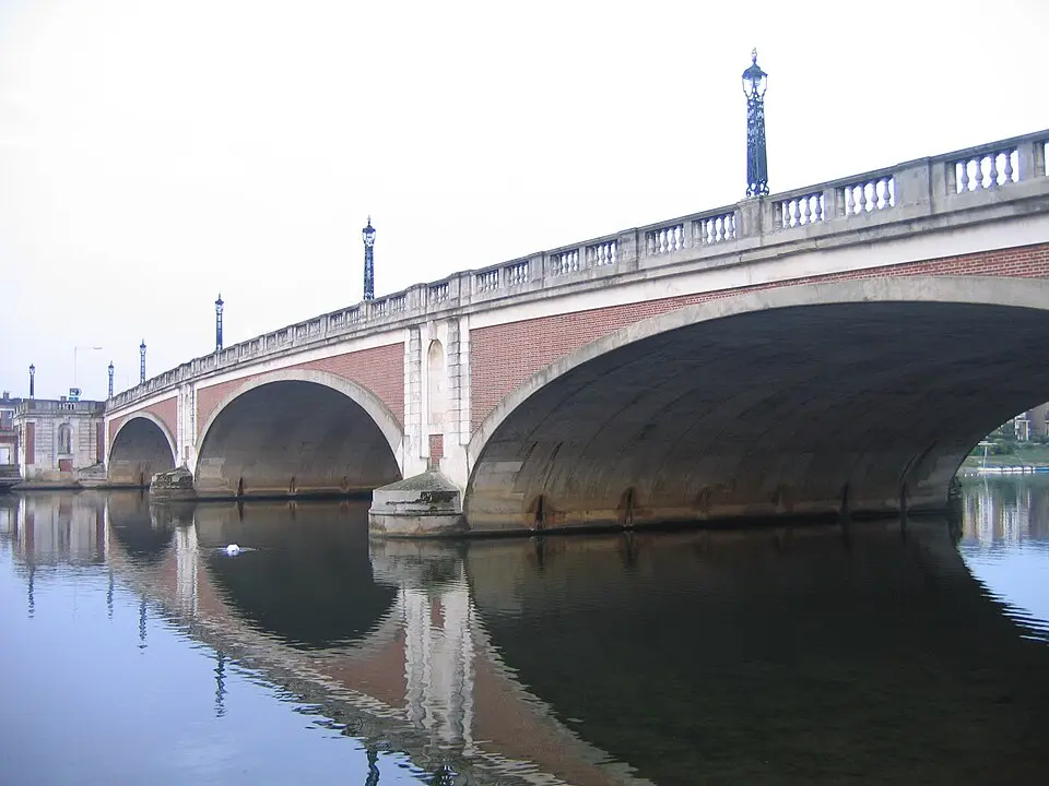Mis en ligne par: Nichtbesserwisser · CC BY-SA 2.5 Hampton Court Bridge