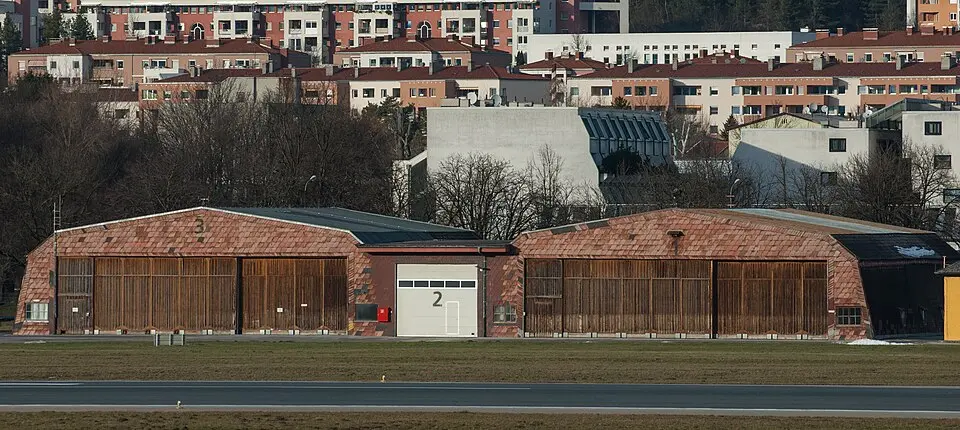 Zwei Hangargebäude
