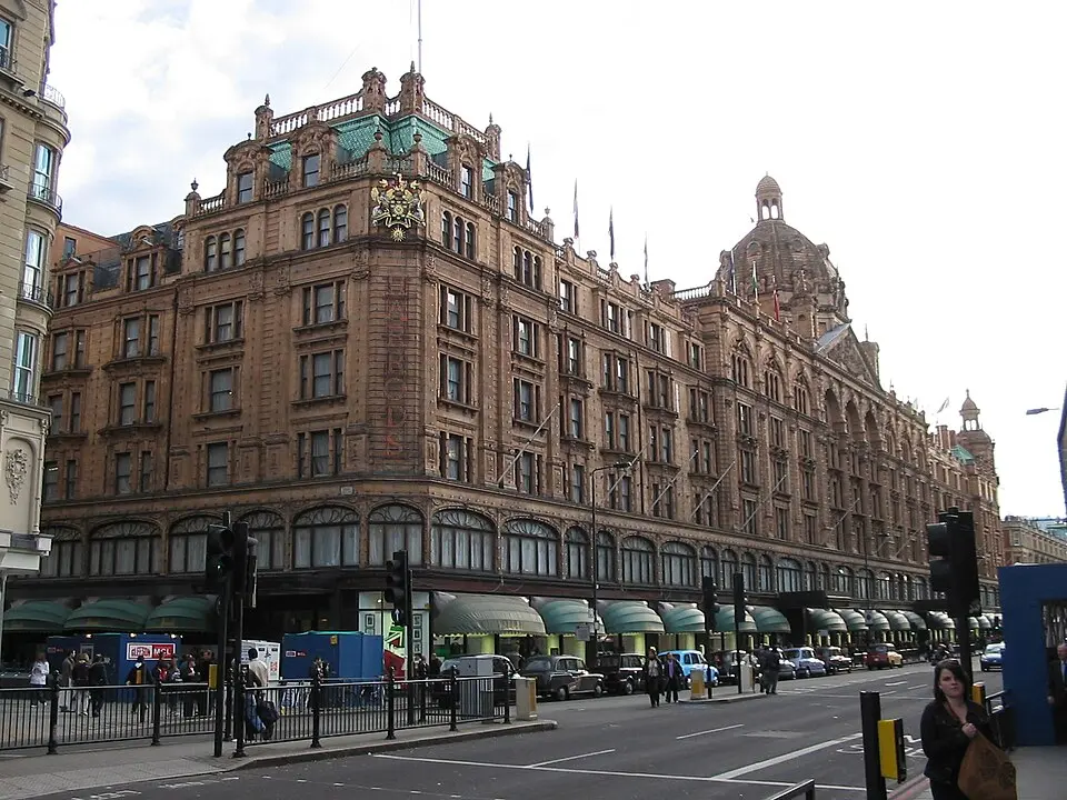 Image: User:Mikegr · CC BY-SA 3.0 Harrods