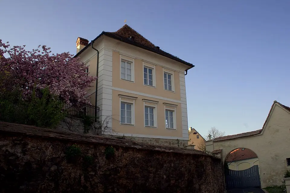 Dechantshof mit Wirtschaftsgebäuden und Mauer