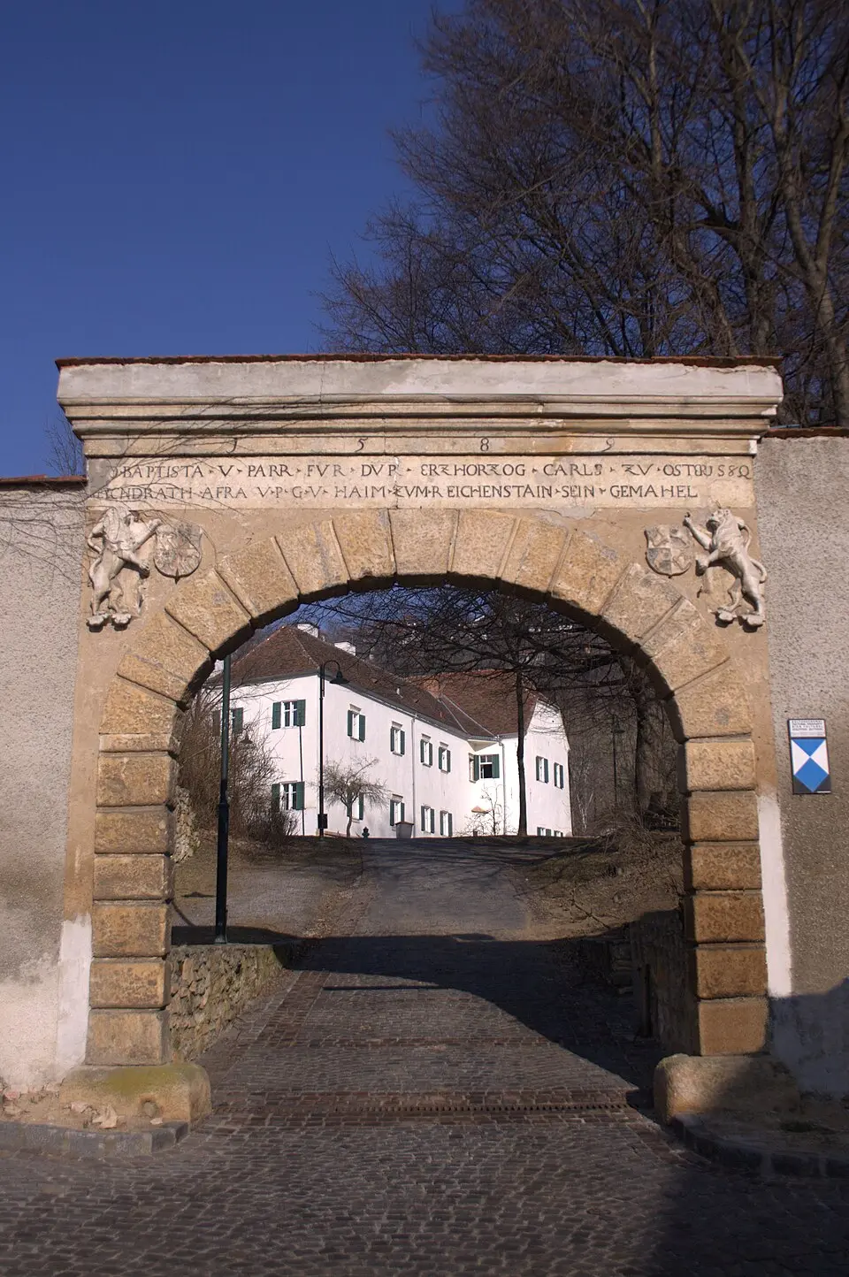 Slika: Wolf32at · CC BY-SA 3.0 Schloss Paar Umfassungsmauer und Teil der Stadtmauer
