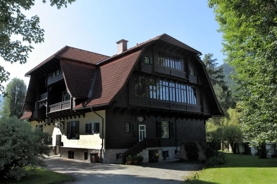 Bild: Xzeitl · CC BY-SA 3.0 AT Ärztehaus (sog. Doktorhaus) mit Umzäunung