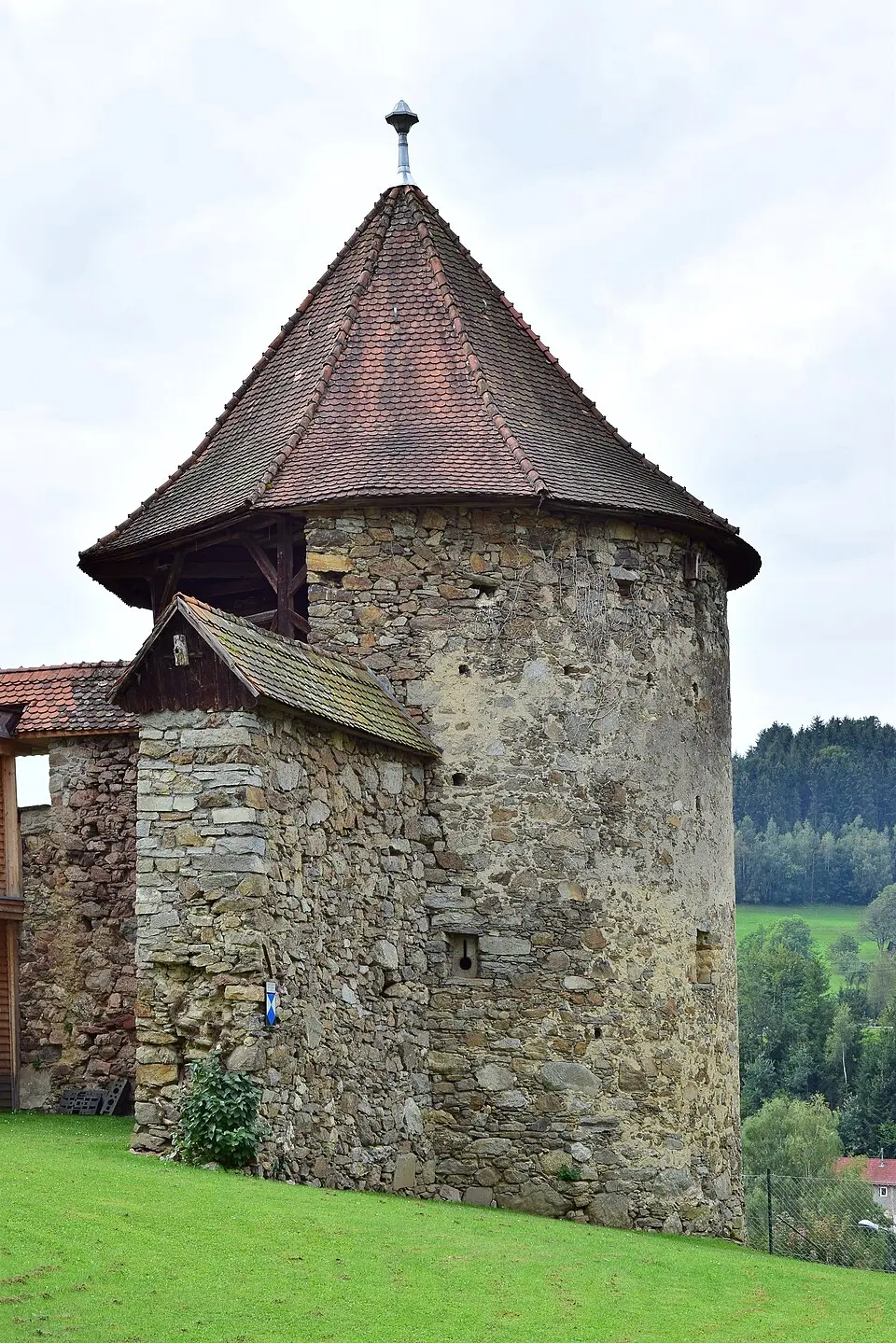 Eckturm und Mauerstück