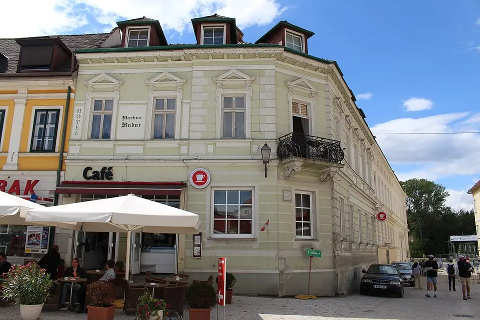 Wohn- und Geschäftshaus