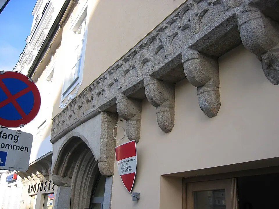 Bürgerhaus mit Teil der inneren Stadtmauer, Apotheke zum Goldenen Engel
